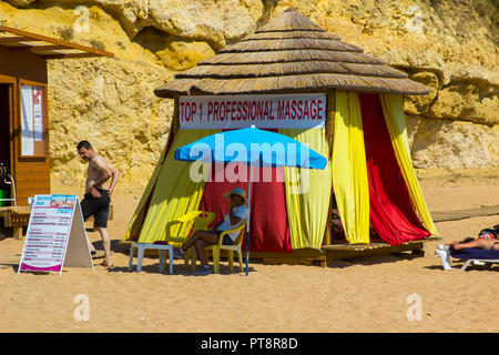 28 settembre 2018 un professionista spiaggia tenda massaggi sulla spiaggia Praia do spiaggia Inatel vicino alla Città Vecchia Albuferia Portogallo su una calda giornata di sole Foto Stock