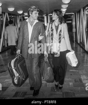 L'attrice Victoria Principal e marito Christopher Skinner che arrivano all'aeroporto di Heathrow Ottobre 1979. Foto Stock