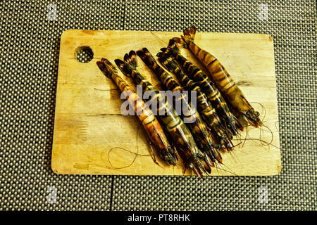 Grandi Penaeus monodon o il gigante tiger o gamberi tigre asiatica gamberi. Gamberi tigre indiana con masala cottura, gamberoni barbeque Foto Stock