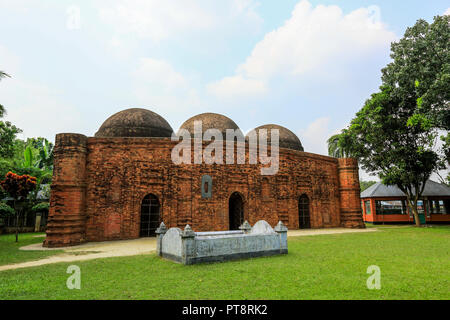 La Moschea Kherua (1582) a Sherpur. Bogra, Bangladesh. Foto Stock