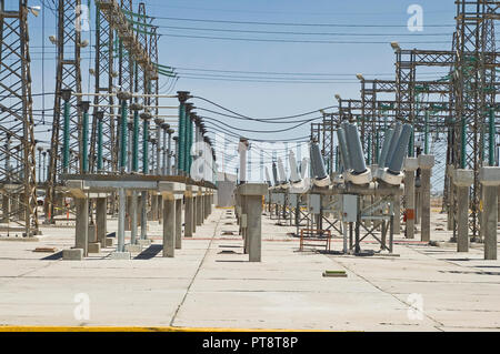 Sottostazione elettrica di CERRO PRIETO centrale geotermica a Comision Federal de electricidad Foto Stock