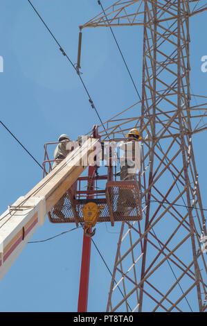 La linea di alimentazione di un ordine di manutenzione in CERRO PRIETO centrale geotermica a Comision Federal de electricidad Foto Stock