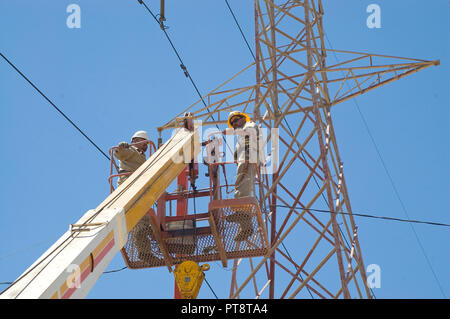 Linea di alimentazione i lavori di manutenzione in CERRO PRIETO centrale geotermica a Comision Federal de electricidad Foto Stock