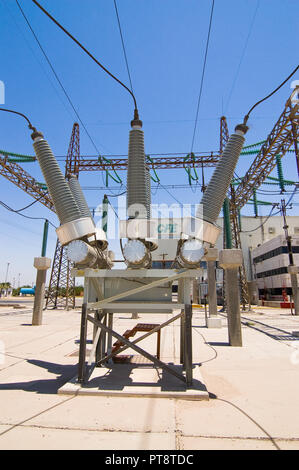 Interruttori automatici SF6 in geotermia sottostazione. Mexicali Baja California Sur. Messico Foto Stock