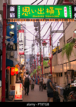 Tokyo, Giappone. Settembre 11, 2018. Omoide Yokocho vicolo in Shinjuku. Omoide yokocho ha molti piccoli bar e ristoranti che offrono un piacevole viaggio Foto Stock