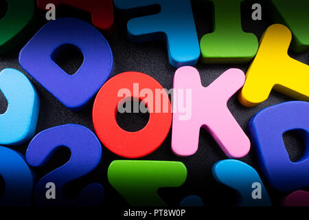 La parola scritta OK con colorati blocchi lettera Foto Stock