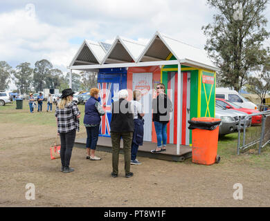 Onorevoli queueing fino al singolare bagni pubblici o dunnies guardando come spiaggia capanne, Australian Camp forno Festival 2018, Millmerran, Sud del Queensland, Foto Stock