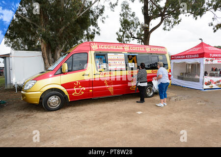 Van la vendita di caffè, gelati e hot dogs presso l'Australian Camp forno Festival 2018, Millmerran, Sud del Queensland, QLD, Australia Foto Stock