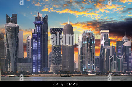 Lo skyline di Doha, Qatar prima del tramonto Foto Stock