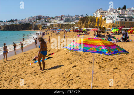 28 settembre 2018 Folla di vacanzieri e amanti del sole sulla spiaggia dei pescatori alla Città Vecchia di Albuferia in Algarve Portogallo Foto Stock