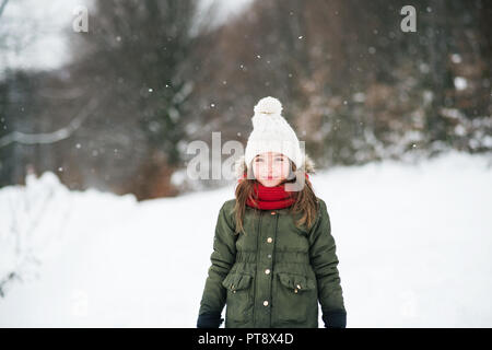 Un ritratto di una piccola ragazza nella neve. Foto Stock