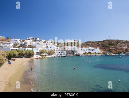 La spiaggia di Platys Gialos sulla Grecia Isola di Sifnos nelle Cicladi Foto Stock