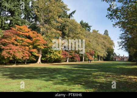 I colori autunnali a Tylney Hall e i giardini e una grand villa vittoriana e ora un elegante hotel di campagna, vicino a Hastings in Hampshire, Regno Unito Foto Stock