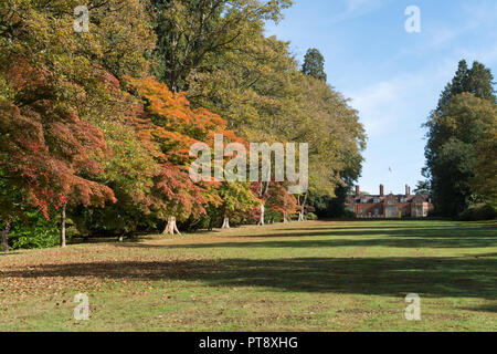 I colori autunnali a Tylney Hall e i giardini e una grand villa vittoriana e ora un elegante hotel di campagna, vicino a Hastings in Hampshire, Regno Unito Foto Stock