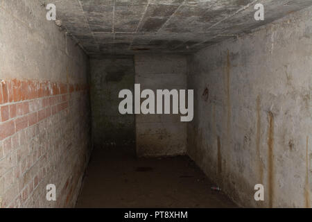 Seconda guerra mondiale Air Raid Shelter (bomb shelter) nella motivazione di Tylney Hall in Hampshire, Regno Unito Foto Stock