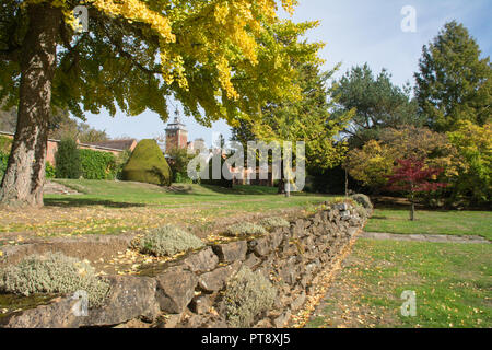 I colori autunnali a Tylney Hall e i giardini e una grand villa vittoriana e ora un elegante hotel di campagna, vicino a Hastings in Hampshire, Regno Unito Foto Stock