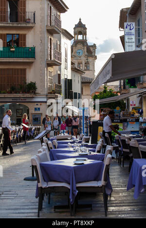 ALCUDIA, Maiorca, SPAGNA - Ottobre 2nd, 2018: Persone Godetevi lo shopping e shightseeing nella città vecchia di Alcudia Foto Stock