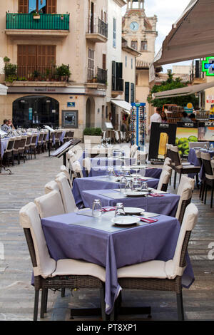 ALCUDIA, Maiorca, SPAGNA - Ottobre 2nd, 2018: Ristoranti i tavoli sono allestiti per un pasto serale nel centro storico di Alcudia Foto Stock