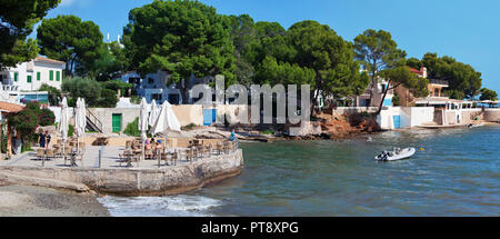 ALCUDIA, Maiorca, SPAGNA - Settembre 26th, 2018: le persone godono di pomeriggio di sole sulla terrazza di un ristorante su Cala Poncet spiaggia vicino a Port d'Alcudia. Foto Stock