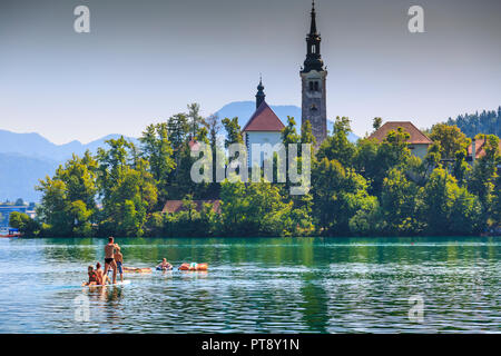 Chiesa e stand up paddle surfing. Foto Stock