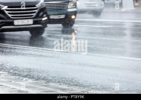 City Road durante le ore di punta. auto in movimento ad alta velocità su strada asfaltata bagnata Foto Stock