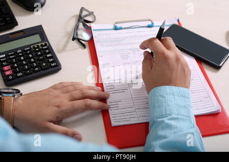 Immagine della clipboard, forma, canto, penna, telefono, bicchieri e calcolatrice. Foto Stock