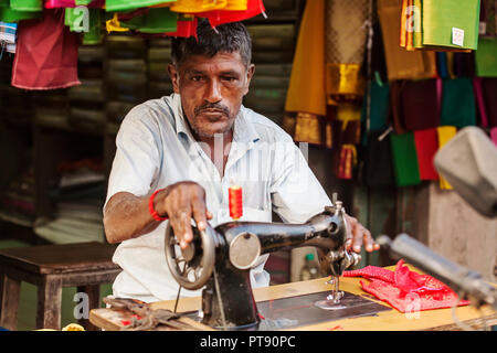 Udaipur, Rajasthan, India, 31 Gennaio 2018: adattare al pubblico sul mercato della città Foto Stock