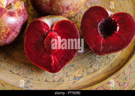 Anguria prugne una inusuale varietà con carne rossa e verde pelle sviluppato in Israele per soddisfare la domanda di frutti esotici nei mercati occidentali Foto Stock