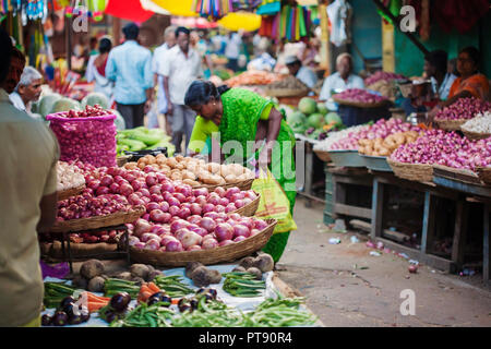 Udaipur, Rajasthan, India, 31 Gennaio 2018: pubblico città di mercato Foto Stock