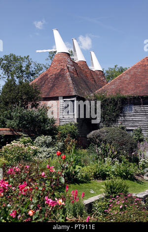 OAST HOUSE COUNTRY GARDEN IN ESTATE Foto Stock