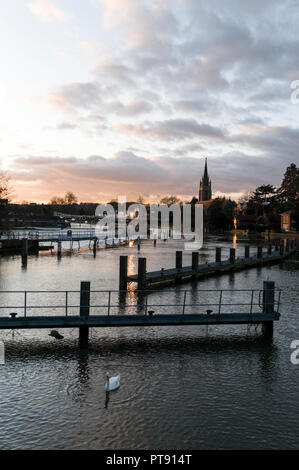 Al tramonto sul fiume Tamigi in Marlow nel Buckinghamshire, Gran Bretagna Foto Stock