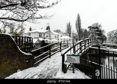 Neve invernale di scena a Marlow Lock e la passerella sul fiume Tamigi a Marlow nel Buckinghamshire, Gran Bretagna Foto Stock