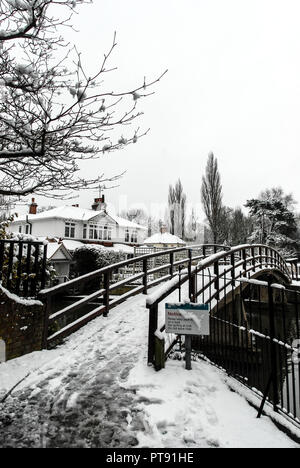 Neve invernale di scena a Marlow Lock e la passerella sul fiume Tamigi a Marlow nel Buckinghamshire, Gran Bretagna Foto Stock