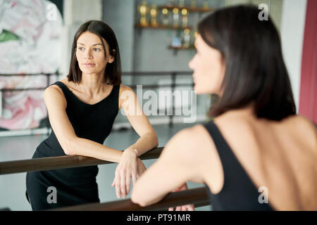 Pensieroso il ballerino professionista Foto Stock