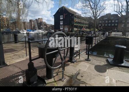 St Katherine's Dock, 2011. Creatore: Ethel Davies. Foto Stock