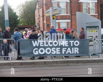 La folla in attesa presso la foresta alla fermata del tram da il benvenuto alla fiera d'oca banner Nottingham Goose Fair 2018 Foto Stock