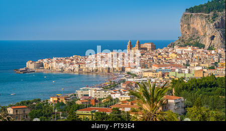 Vista panoramica di Cefalù in estate. Sicilia (Sicilia), il sud dell'Italia. Foto Stock