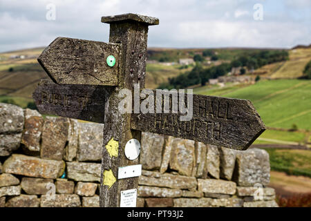 Cartello in legno che puntano a Ponden Hall - La costruzione di utilizzare Emily Bronte in Wuthering Heights come entrambi Wuthering Heights stesso e Thrushcross Grange Foto Stock