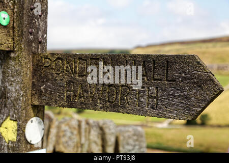 Cartello in legno che puntano a Ponden Hall - La costruzione di utilizzare Emily Bronte in Wuthering Heights come entrambi Wuthering Heights stesso e Thrushcross Grange Foto Stock