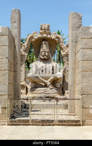 Feroce Yoga - Narasimha monolito, l'uomo - lion avatar di Vishnu, seduto in posizione di yoga di Hampi, Karnataka, India. Foto Stock