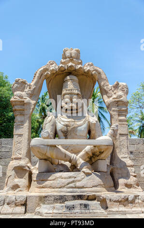 Feroce Yoga - Narasimha monolito, l'uomo - lion avatar di Vishnu, seduto in posizione di yoga di Hampi, Karnataka, India. Foto Stock