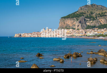 Vista panoramica di Cefalù in estate. Sicilia (Sicilia), il sud dell'Italia. Foto Stock