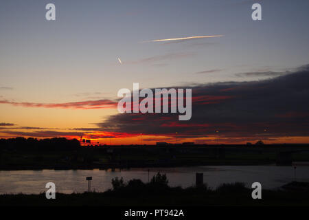 Tramonto sul fiume IJssel vicino a Zwolle, Paesi Bassi Foto Stock