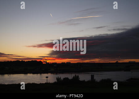 Tramonto sul fiume IJssel vicino a Zwolle, Paesi Bassi Foto Stock