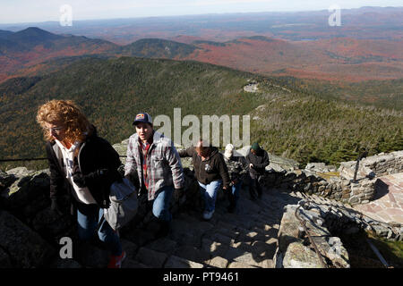 La gente sulla scia del vertice, Whiteface Mountain, Adirondacks, New York, Stati Uniti d'America Foto Stock