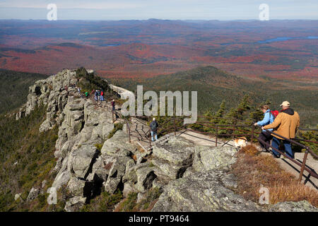 La gente sulla scia del vertice, Whiteface Mountain, Adirondacks, New York, Stati Uniti d'America Foto Stock