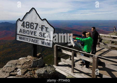 La gente sulla scia del vertice, Whiteface Mountain, Adirondacks, New York, Stati Uniti d'America Foto Stock