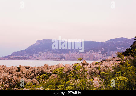 Vista panoramica del Cap Martin e in background Montecarlo Principato di Monaco poco dopo l'alba ora blu Foto Stock