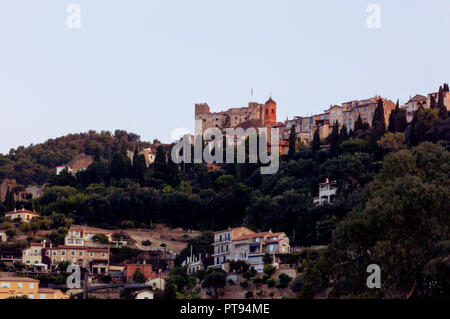 Vista panoramica del castello medievale e il villaggio di Roquebrune Cap Martin poco dopo l'alba ora d'oro Foto Stock