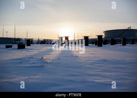 Un serbatoio di stoccaggio presso la TransCanada Hardisty terminale 2, che è attualmente in costruzione in previsione del Keystone XL pipeline di approvazione, in Hardisty, Alberta, Canada, il 6 dicembre 2013. Hardisty terminale 2 sarà il punto di partenza del Keystone XL pipeline, che trasporterà il petrolio da Alberta's oilsands ai mercati negli Stati Uniti. Foto Stock